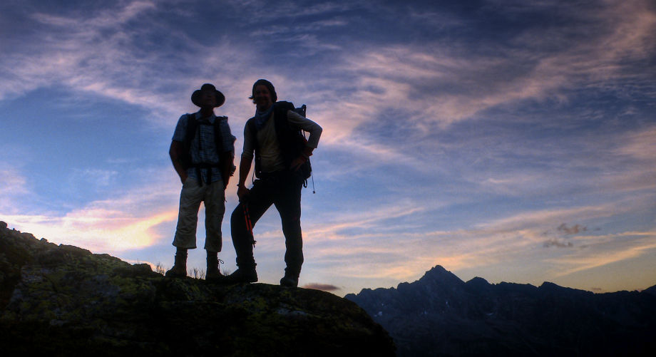 René Schnoz Bergfahrten Titelbild, 2 Männer auf dem Berg beim Sonnenuntergang
